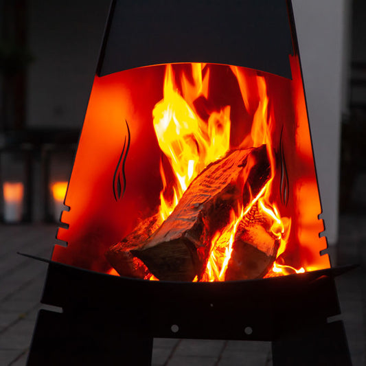 薄暗い屋外で燃焼するAduroアウトドアストーブ