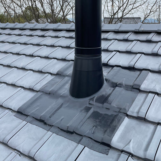 フレキシブルフラッシングを煙突の雨仕舞いとして瓦屋根に使用したところ。