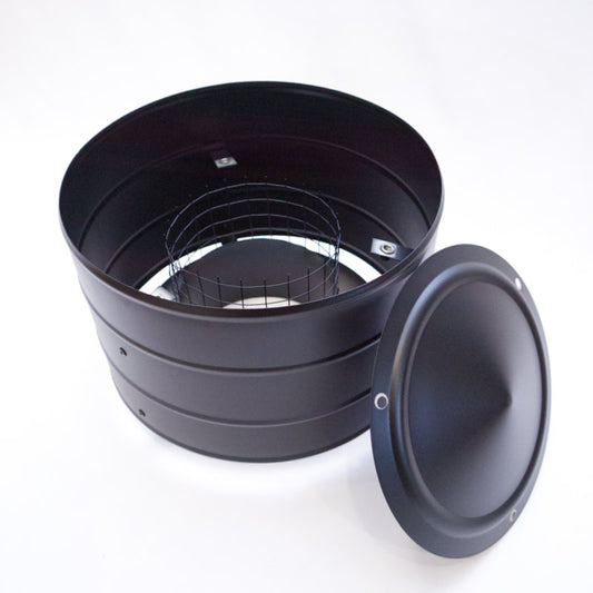 煙突トップの蓋を取り外すと防鳥ネットにアクセスできる。