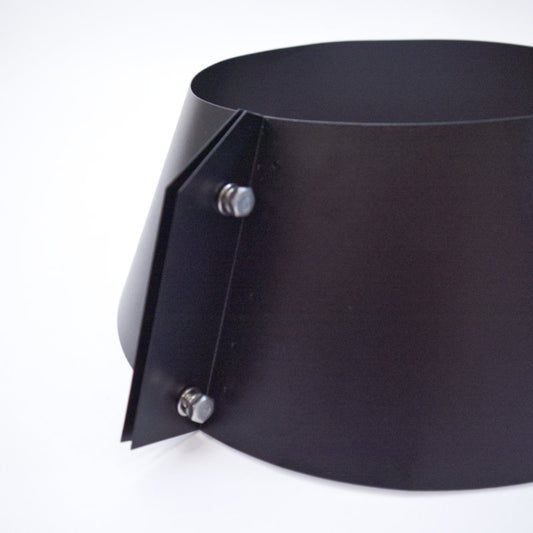 ストームカラーを煙突に装着するための2本のボルト