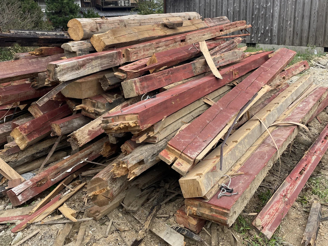 家屋の解体作業で出た廃材