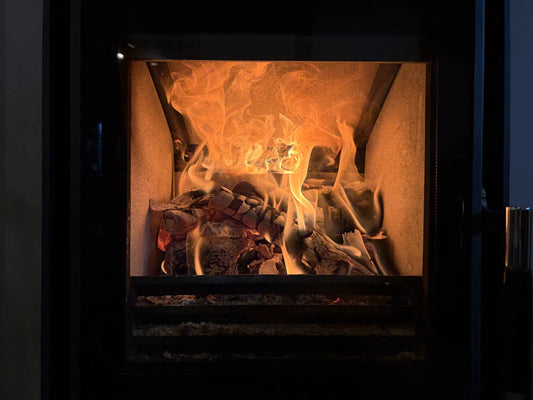 薪ストーブの「二次燃焼」とは何か ── 炎が二度燃える仕組み