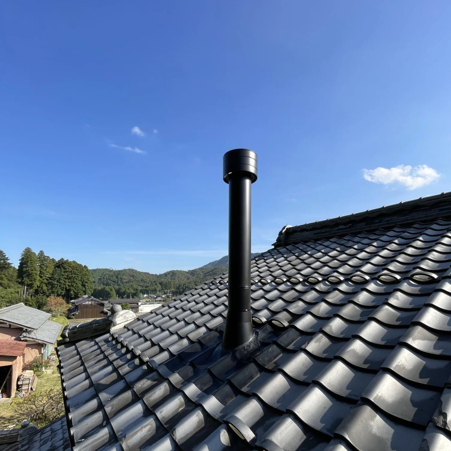 瓦屋根を抜いた薪ストーブ煙突